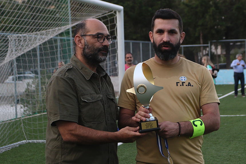 Tο έπαθλο του φιναλίστ του LEAGUE CUP δίνεται στον αρχηγό της ομάδας, Γενική Γραμματεία Αθλητισμού